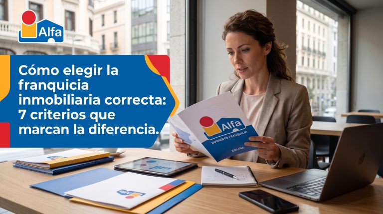 Emprendedor revisando documentos y comparando opciones de franquicia inmobiliaria en oficina moderna